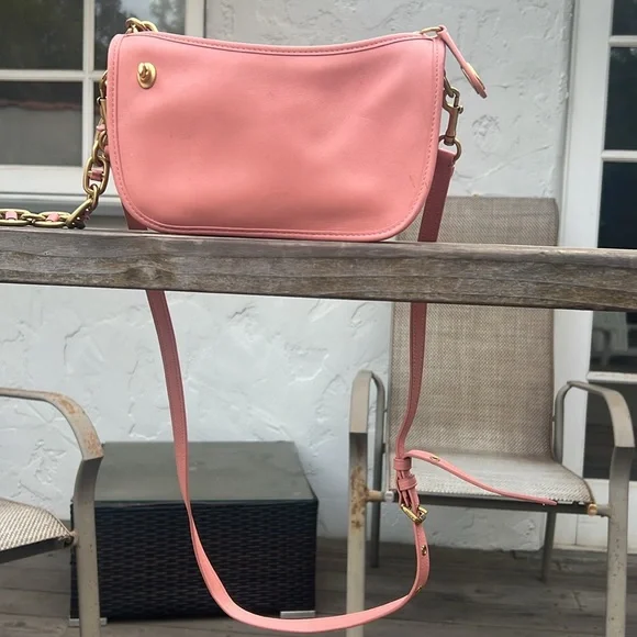 Coach pink handbag with leather and gold colored hardware - Picture 4 of 8